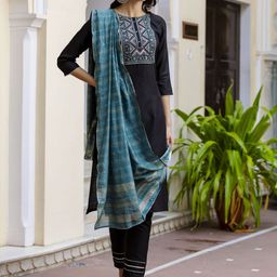 VredeVogel Geometric Embroidered Regular Sequinned Straight Kurta & Trouser With Dupatta-image-13