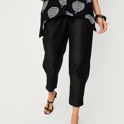 max Women Mid-Rise Flat-Front Plain Cropped Trousers-image-33