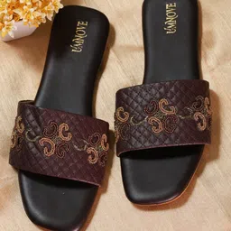 UMNOVE Women Embroidered Open Toe Flats-39