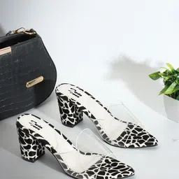 TWIN TOES Printed Open Toe Block Heels-32