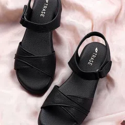 TRASE Textured Wedge with Buckles-35
