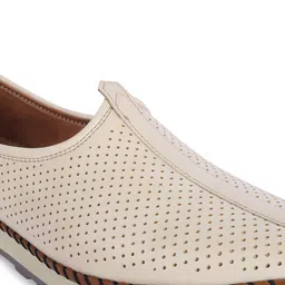Big Boon Men Perforated Ethnic Mojaris image 2