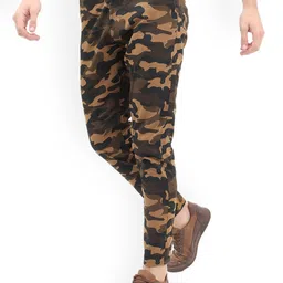 HIGHLANDER Men Camouflage Printed Tapered Fit Joggers Trousers image 5