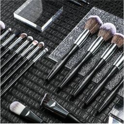 Veoni BELLE Eyeshadow Angular Eyebrow & Eyeliner Brush image 3
