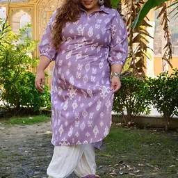 PrettyPlus by Desinoor.com Women Printed Regular Linen Kurta with Trousers image 2