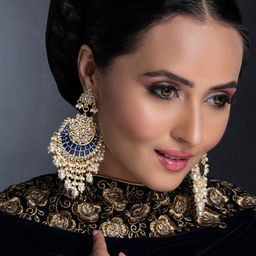 Sukkhi Blue Gold-Plated Kundan Studded Crescent Shaped Chandbalis image 4