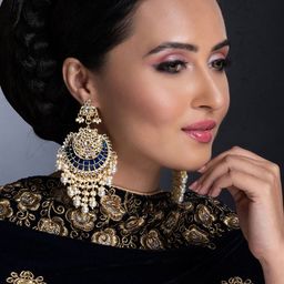 Sukkhi Blue Gold-Plated Kundan Studded Crescent Shaped Chandbalis image 5