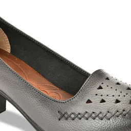 pelle albero Textured Leather Block Pumps With Laser Cuts image 4