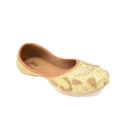 DESI COLOUR Women Gold-Toned & White Dabka Mojaris-image-82