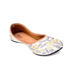 DESI COLOUR Women Grey Printed Leather Ethnic Mojaris Flats-image-19