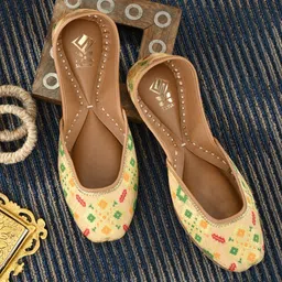 Sringam Women Cream-Coloured & Green Ethnic Woven Design Leather Mojaris-image-73