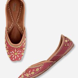 DESI COLOUR Women Maroon Embellished Leather Ethnic Mojaris Flats-image-89