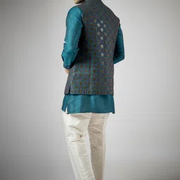 RNG Safawala Sequinned Thread Work Regular Kurta With Trousers & Nehru Jacket image 3