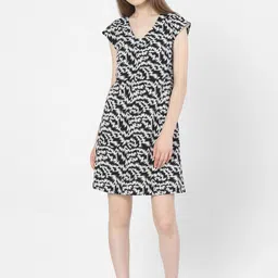 Vero Moda Black & White Printed A-Line Dress-39