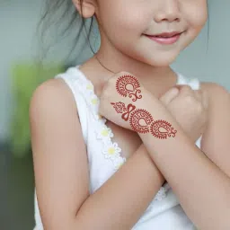 komstec Simple Floral Mehndi Stencil for Kids to Learn and Draw with Fun image 2