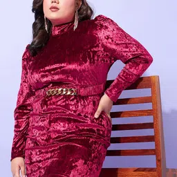 SASSAFRAS Curve Plus Size Velvet Finish Bodycon Dress-image-8