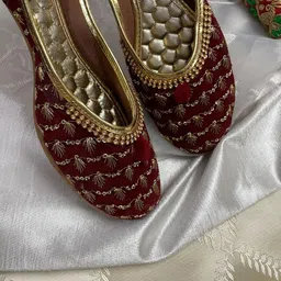 Anouk Women Embellished Ethnic Mojaris with Embroidered Flats-image-46