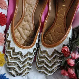 Anouk Women Embellished Ethnic Mojaris with Embroidered Flats-image-21
