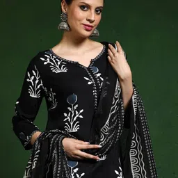 Jaipur Kurti Women Printed Straight Kurta with Trousers & With Dupatta-image-79