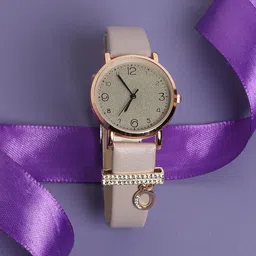 HAUTE SAUCE by  Campus Sutra Round Analog Watch With O Watch Charm AW23_HSCW5122-3