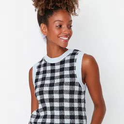 Trendyol Women Blue & Black Checked Crop Sweater Vest-image-14