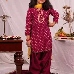 VASTRAMAY Girls Floral Foil Printed Gotta Patti Kurta with Patiala & With Dupatta-picture-26