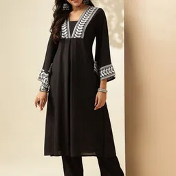 Anouk Regular Thread Work Chanderi Silk V-Neck Pakistani Style Kurta With Palazzo-36