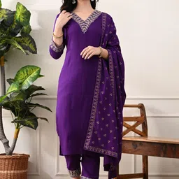 Bunai Dhaga Floral Embroidered V-Neck Straight Kurta With Trouser & Dupatta-image-27