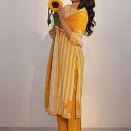 Libas Libas Floral Printed Keyhole Neck Straight Kurta With Trousers And Dupatta-image-41