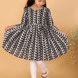 VASTRAMAY Girls Black & White Embroidered Chikankari Pure Cotton Kurta with Leggings-image-39