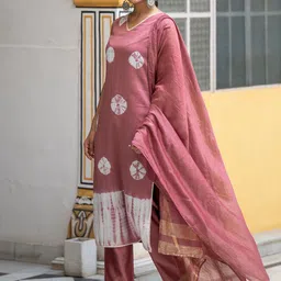 ASPORA Bandhani Dyed Regular Pure Silk Kurta With Trousers & Dupatta image 4