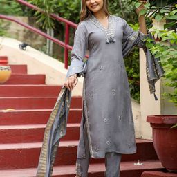 Chandbaali Ethnic Motifs Embroidered Regular Mirror Work Kurta With Trousers & Dupatta image 4
