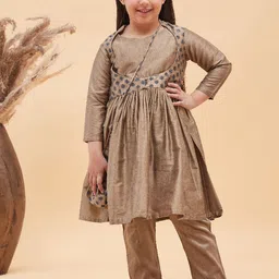 VASTRAMAY Girls Floral Printed Pleated Anarkali Kurta with Trousers & Potli Bag-picture-30
