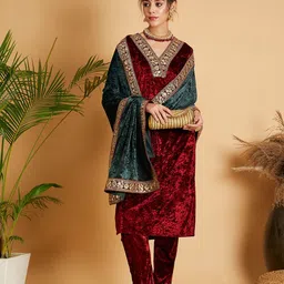 Shae by SASSAFRAS Velvet Sequinned Dupatta With Embellished Border image 3