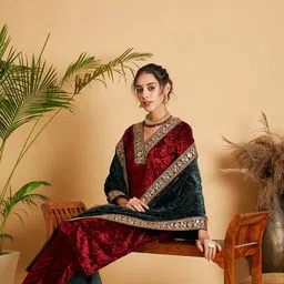 Shae by SASSAFRAS Velvet Sequinned Dupatta With Embellished Border image 5