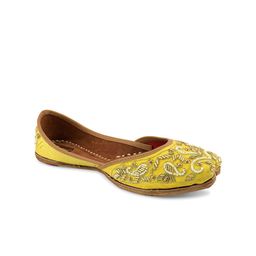 DESI COLOUR Women Yellow & Gold Embellished Leather Ethnic Mojaris Flats-image-71