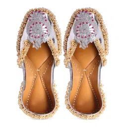 5 ELEMENTS Women Embellished Ethnic Mojaris Flats-51