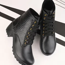 Longwalk Women Textured Heeled Mid-Top Chunky Boots-21