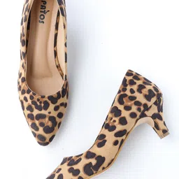 SAPATOS Tan Printed Suede Kitten Pumps with Laser Cuts-39