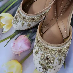 Fulkari Women Ethnic Embellished Mojaris Flats-picture-43