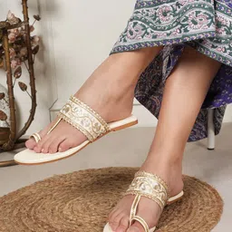 Anouk Anouk White Embellished One Toe Ethnic Flats-picture-54