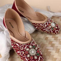 feet runner Ethnic Embroidred Jutis and Mojaris Bellies For Women-picture-14