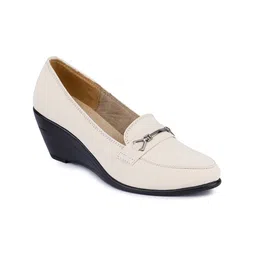 VALIOSAA Cream-Coloured Textured Wedge Pumps-54
