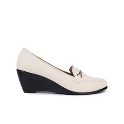 VALIOSAA Cream-Coloured Textured Wedge Pumps image 4