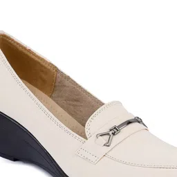 VALIOSAA Cream-Coloured Textured Wedge Pumps image 5