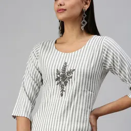 SHOWOFF Women White & Grey Striped Kurta-picture-17
