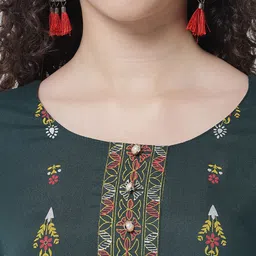 Tulsattva Geometric Printed Mirror Work Kurta image 2
