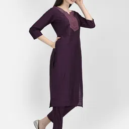 Span Yoke Design Sequin Thread Work Kurta image 3