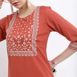 Vishudh Flora Printed Yoke Design Kurta image 4