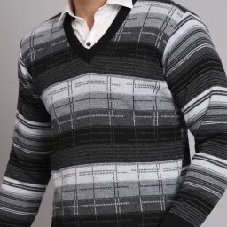 Men Colorblock V Neck Multicolor Sweater-image-97